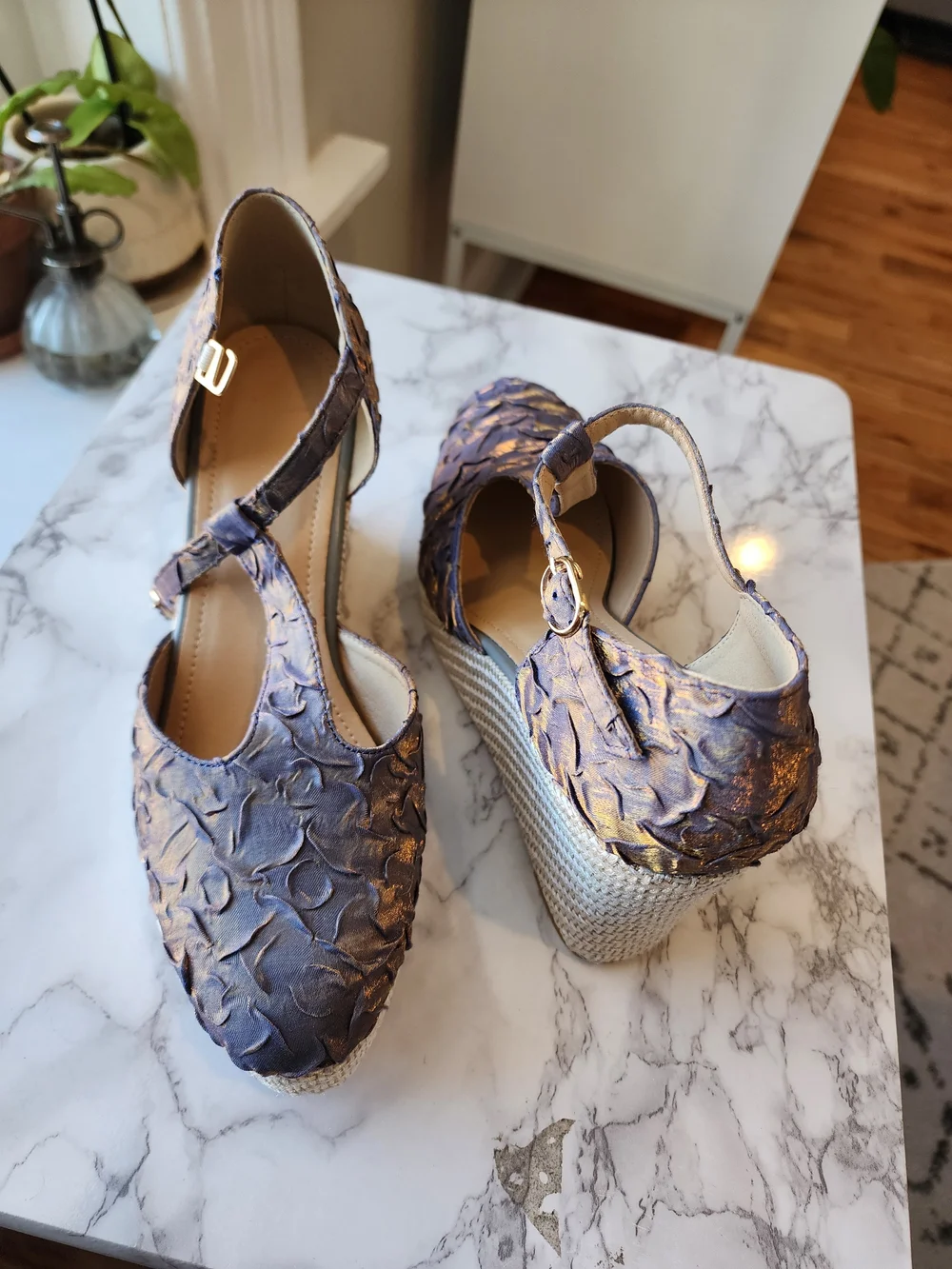 🇮🇳Metallic/Iredescent Lavender/Mauve/Gold Wedge Sandals with T-Strap SZ 41